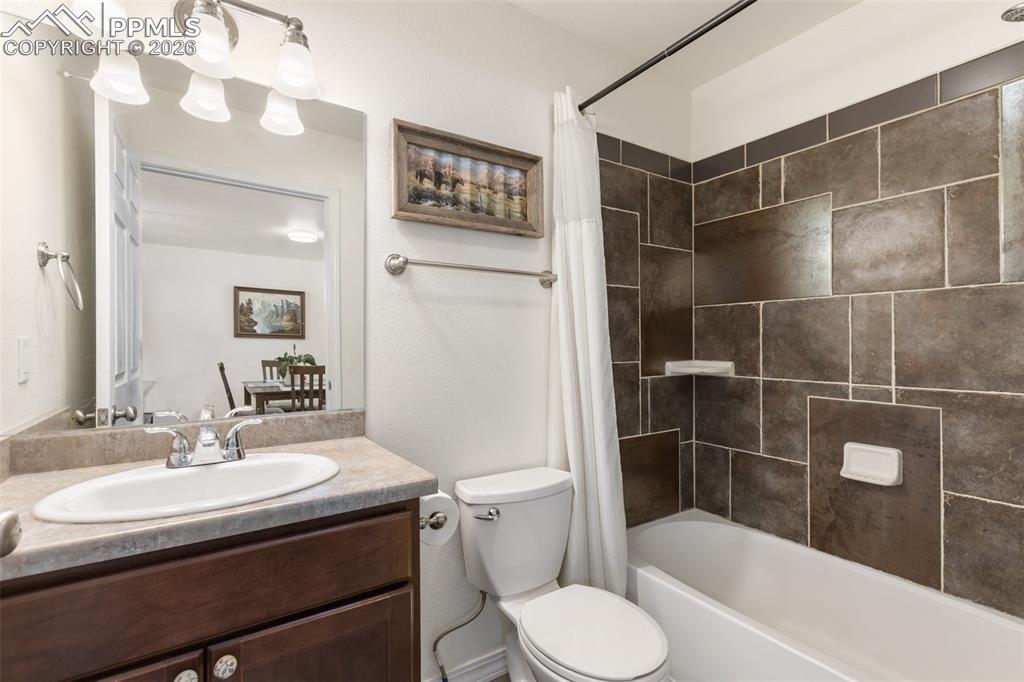 Image 21 of 40: Bathroom