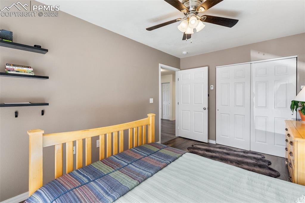 Image 25 of 40: Bedroom