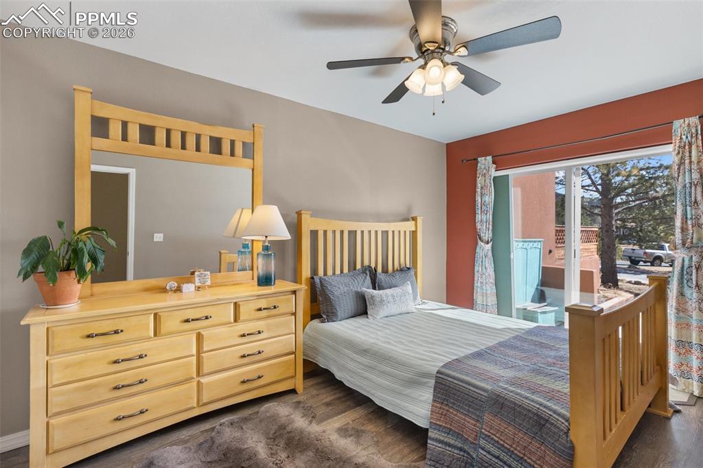 Image 27 of 40: Bedroom