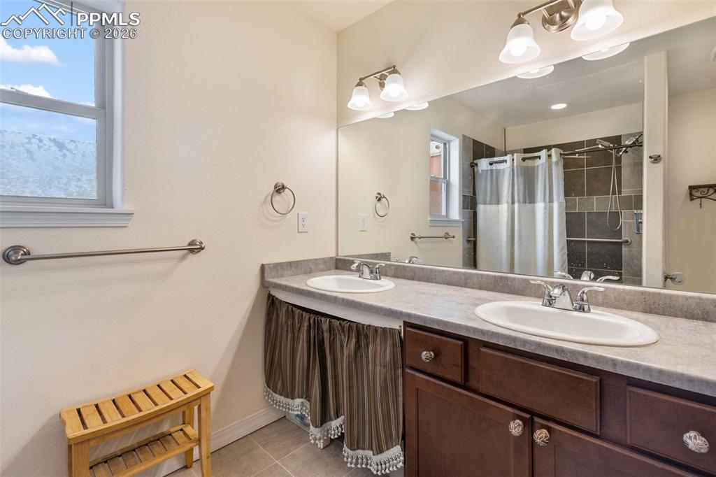 Image 28 of 40: Bathroom