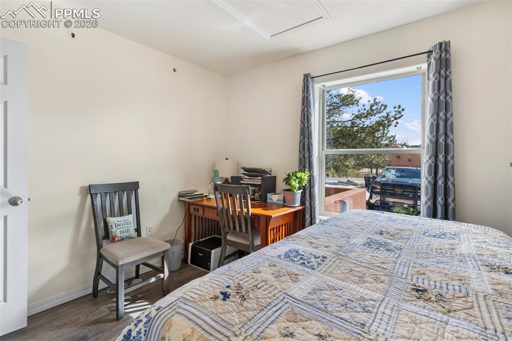 Image 31 of 40: Bedroom