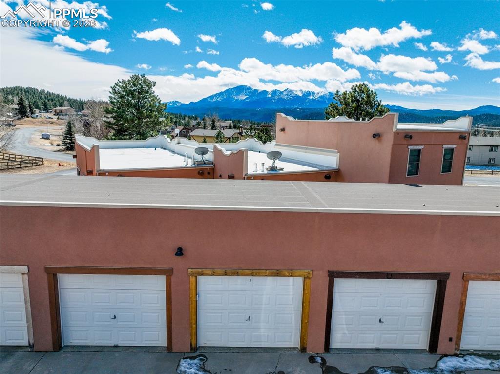 Image 39 of 40: Garage