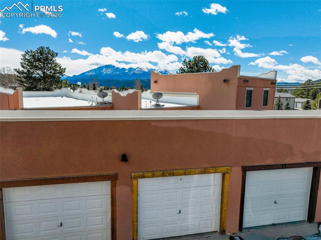 Image 8 of 40: Garage