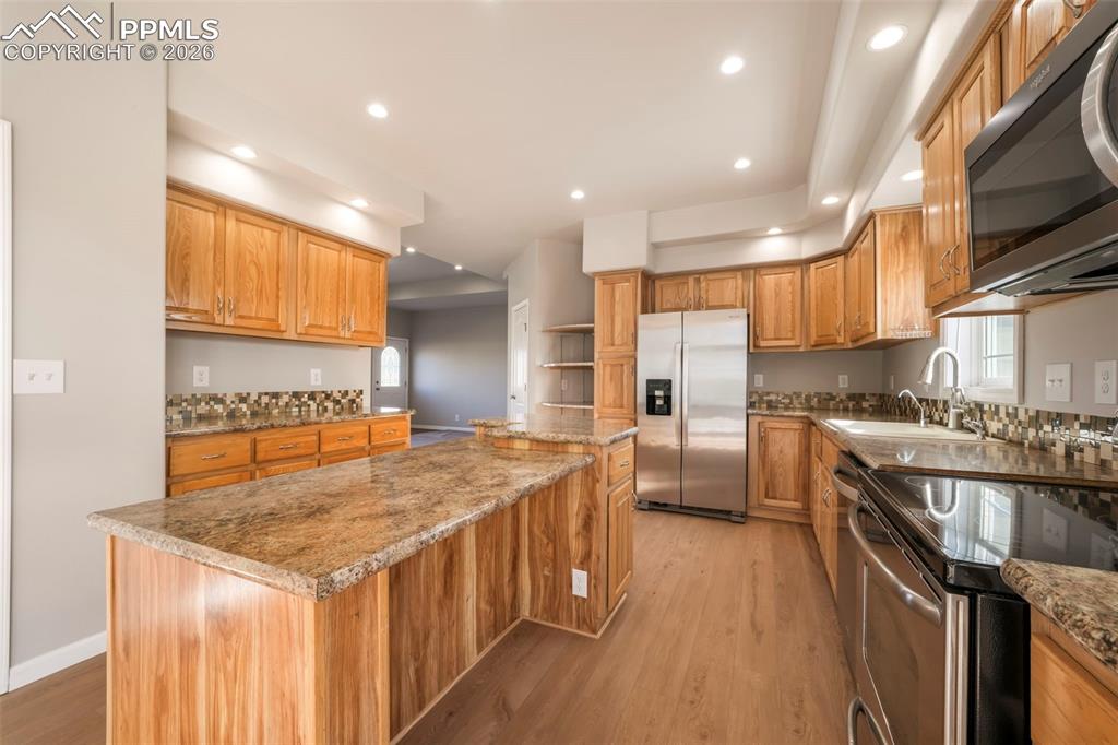 Image 19 of 48: Kitchen