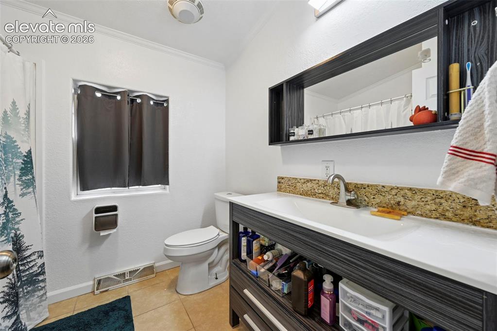 Image 18 of 42: Bathroom