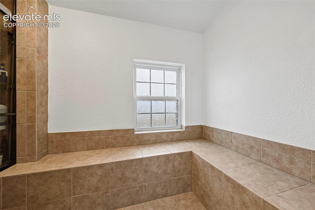 Image 22 of 42: Bathroom