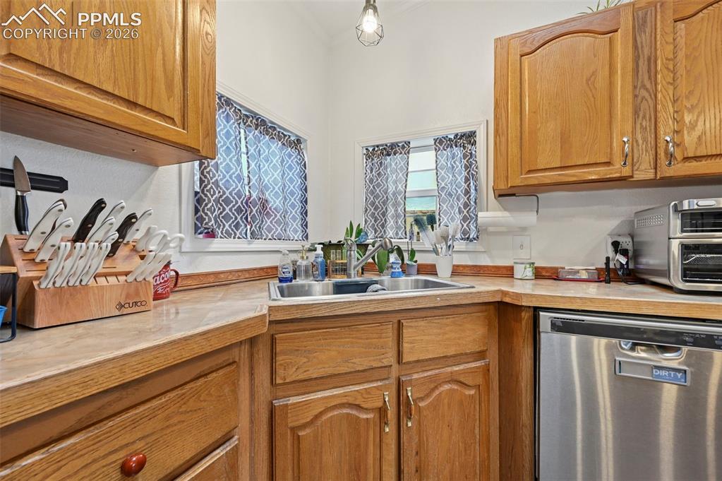Image 7 of 42: Kitchen