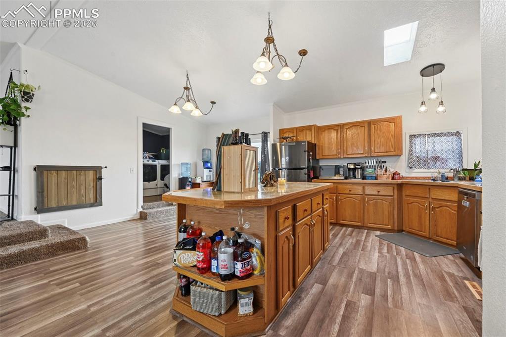 Image 9 of 42: Kitchen