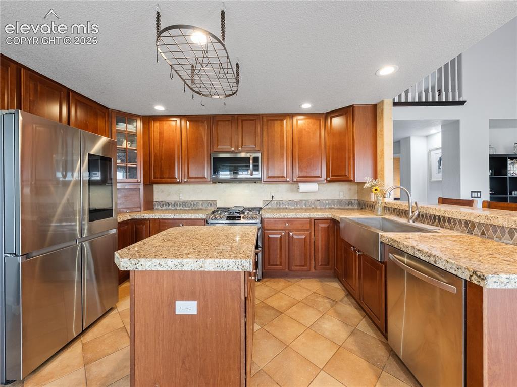 Image 14 of 50: Kitchen