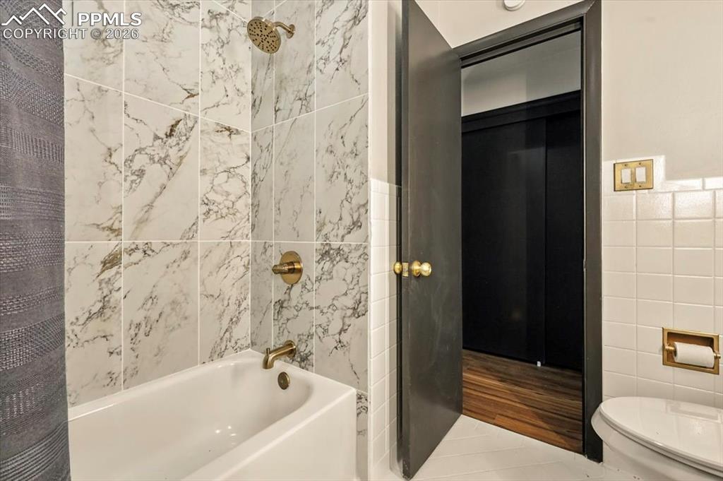 Image 23 of 35: Bathroom