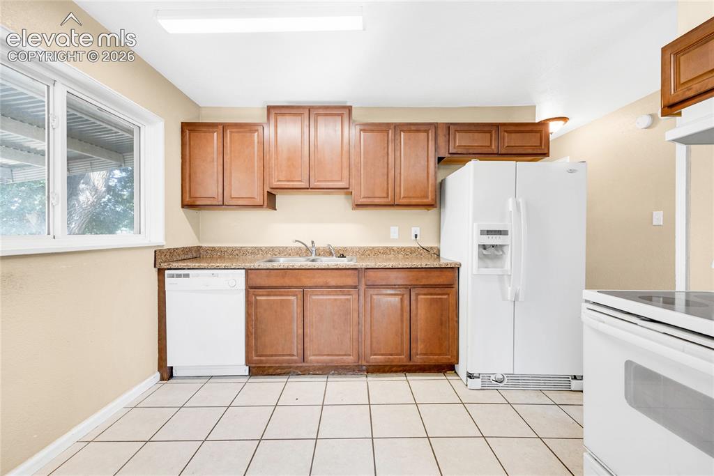 Image 10 of 25: Kitchen