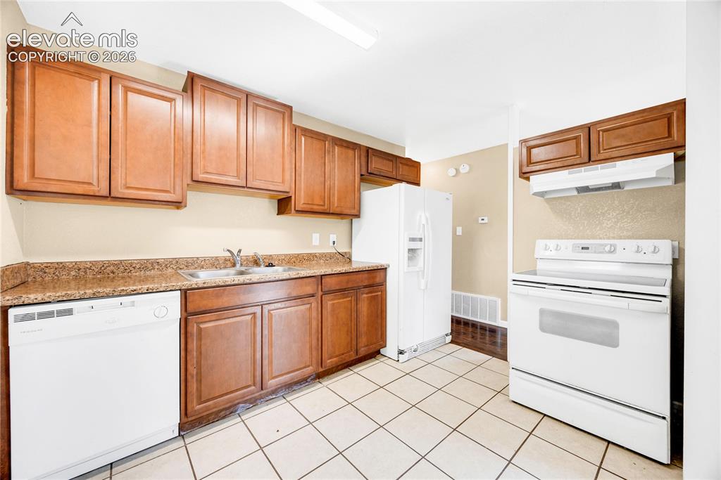 Image 11 of 25: Kitchen