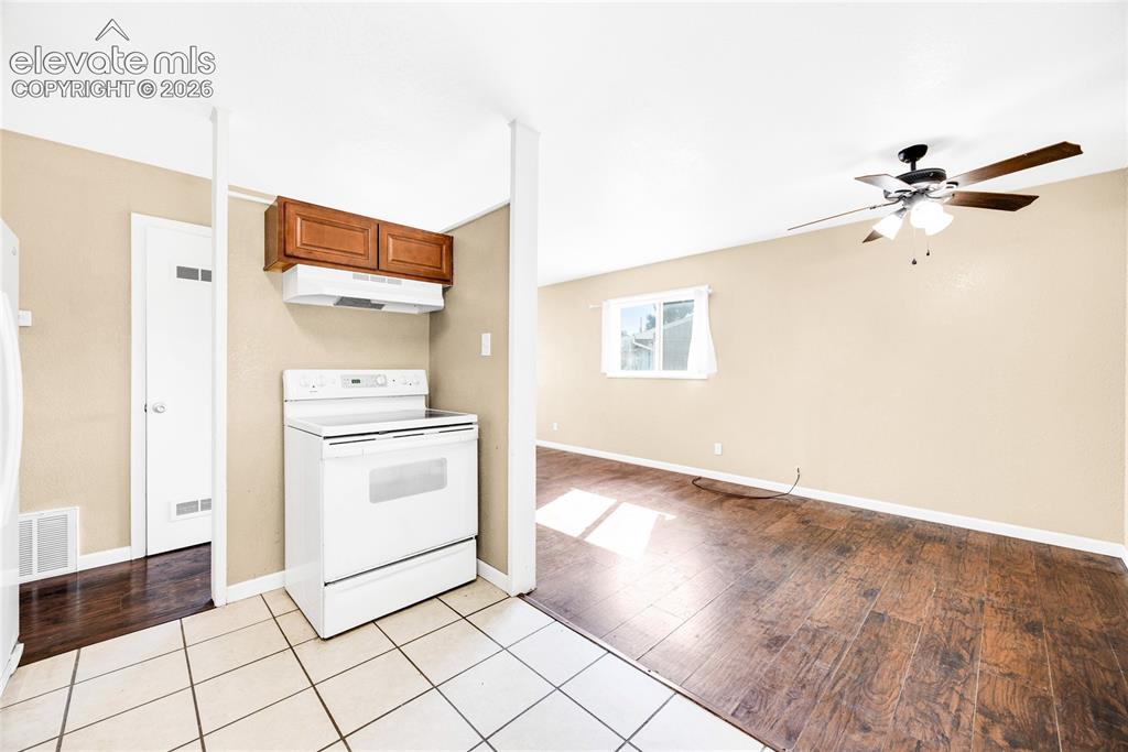 Image 12 of 25: Kitchen