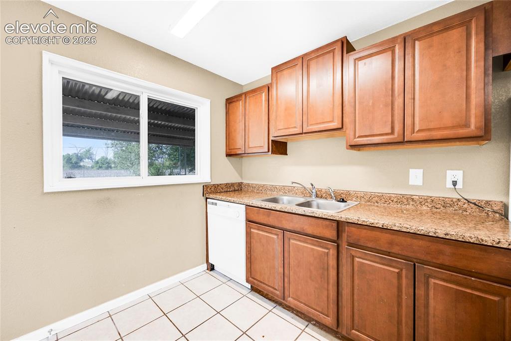 Image 13 of 25: Kitchen