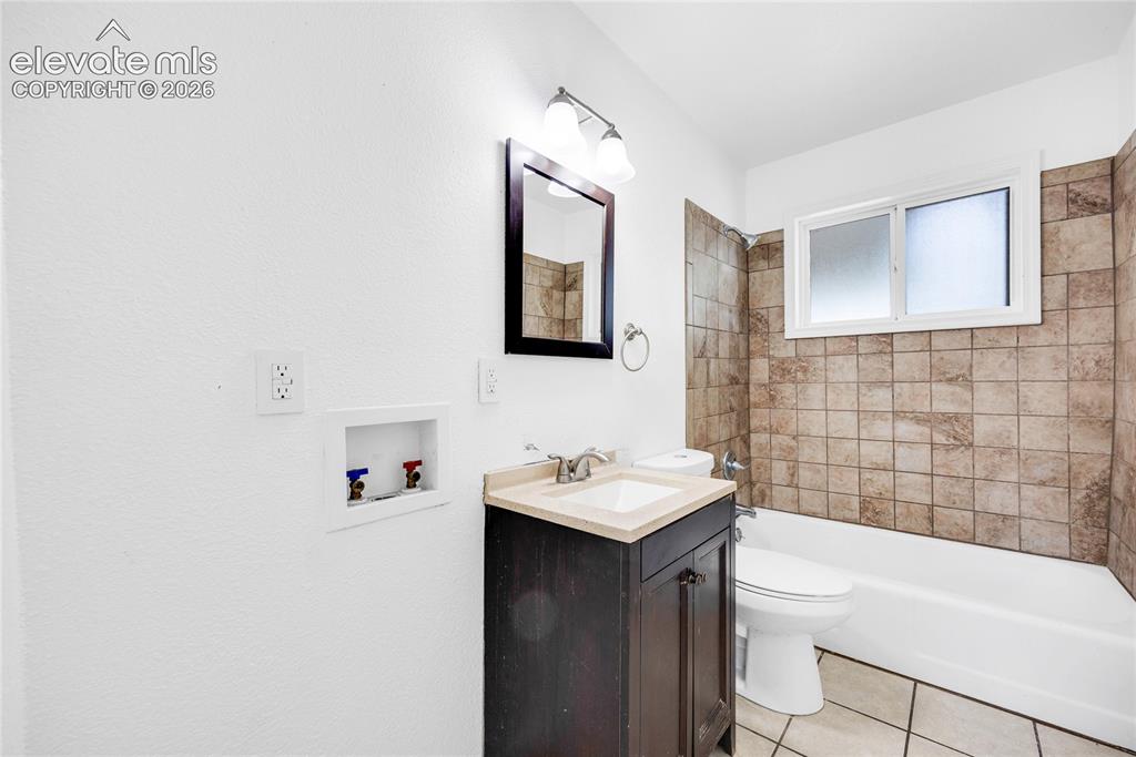 Image 17 of 25: Bathroom