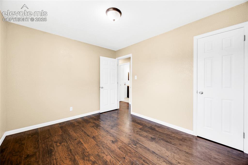 Image 18 of 25: Bedroom