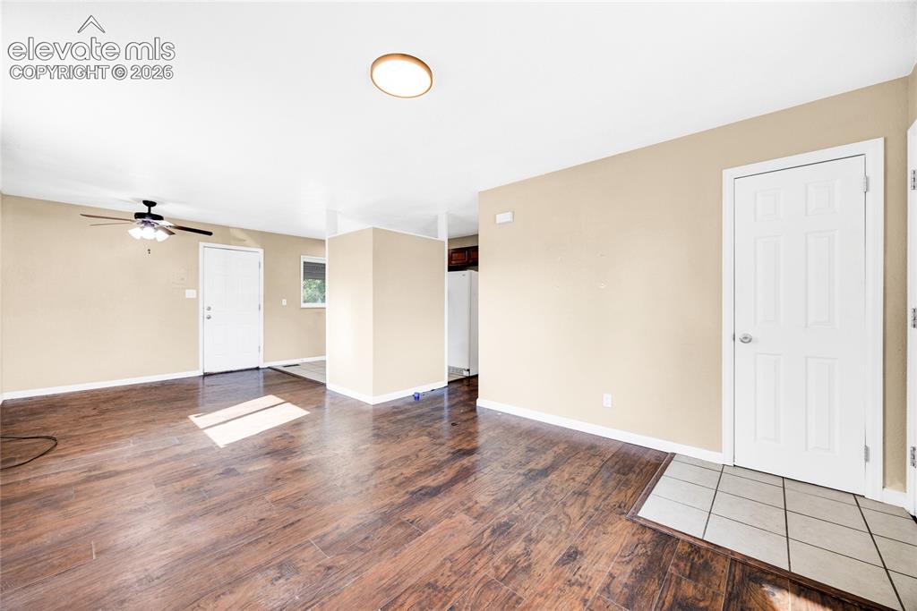 Image 7 of 25: Living Room