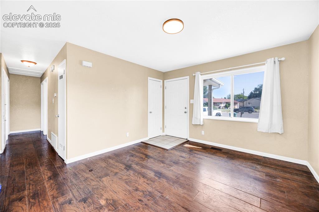 Image 8 of 25: Living Room