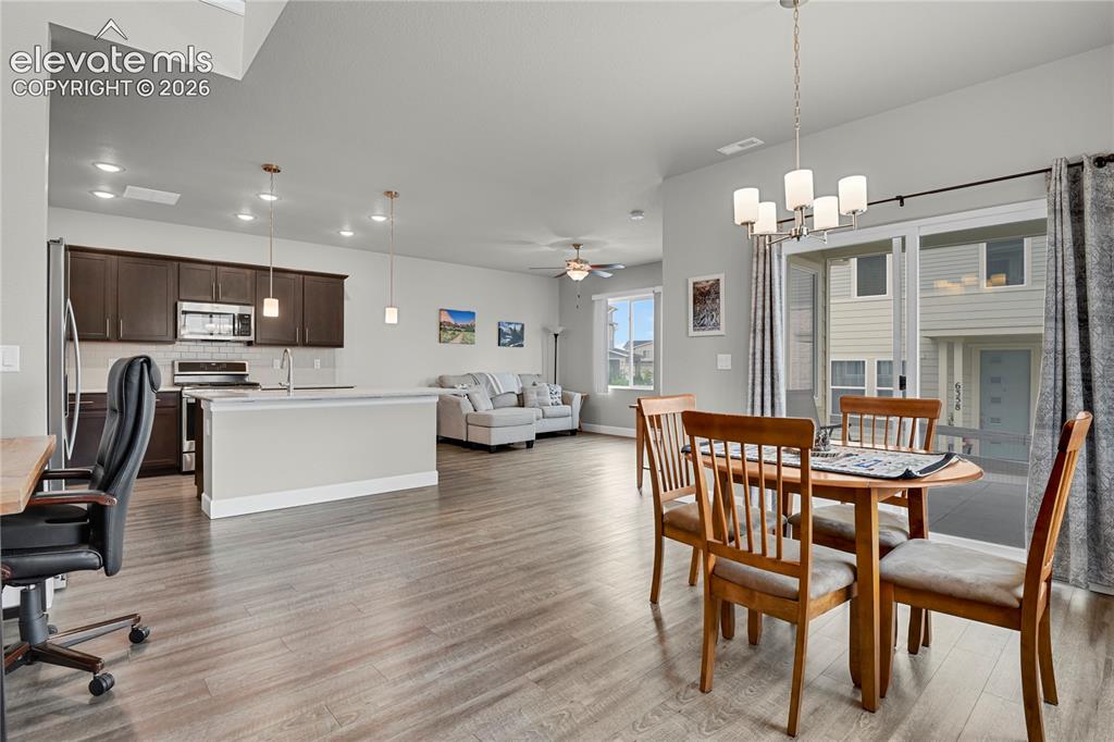 Image 7 of 17: Dining Area