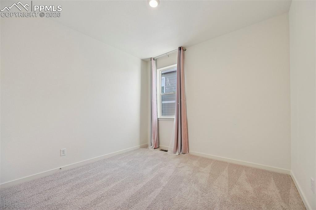 Image 19 of 29: Bedroom