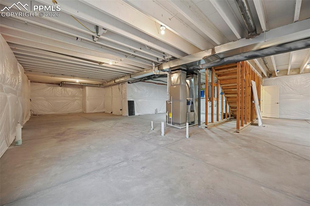 Image 23 of 29: Garage