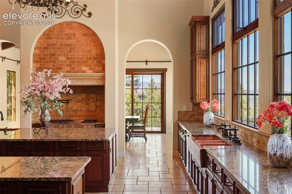 Image 14 of 50: Kitchen
