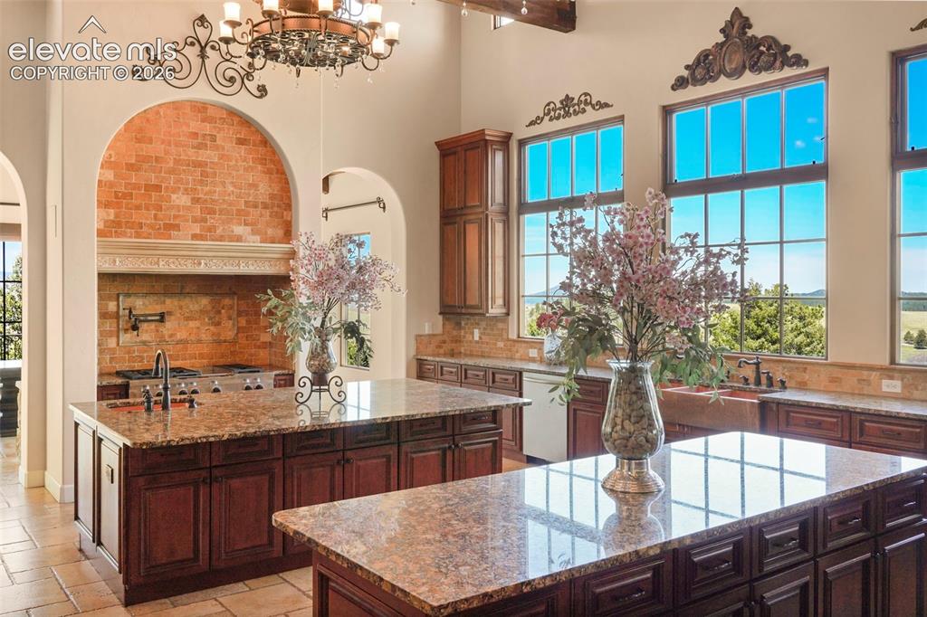 Image 15 of 50: Kitchen