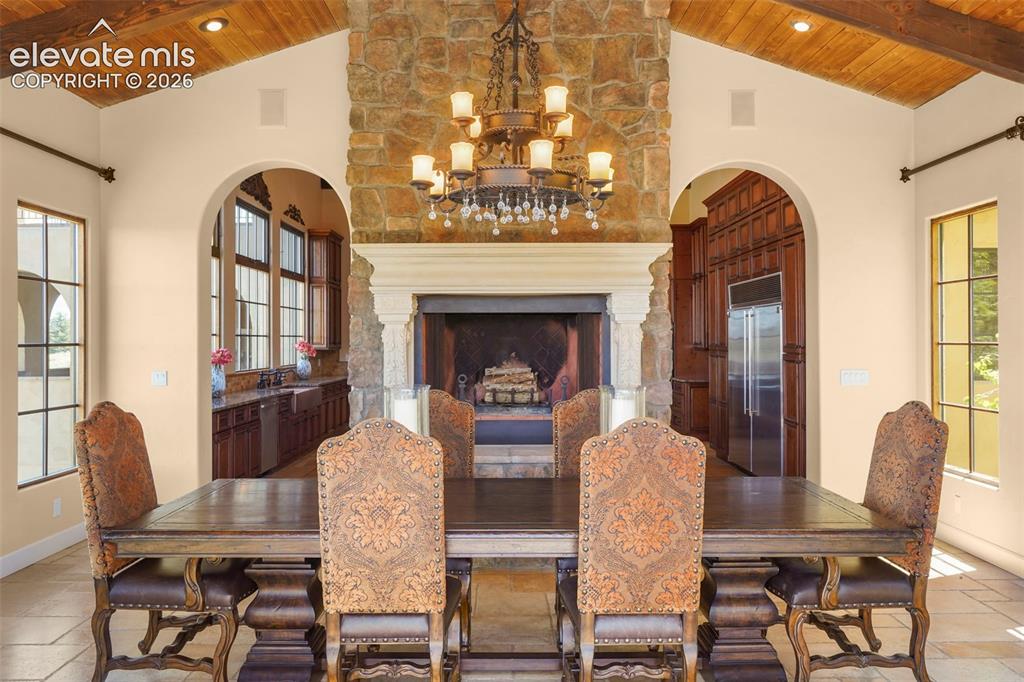 Image 17 of 50: Dining Area