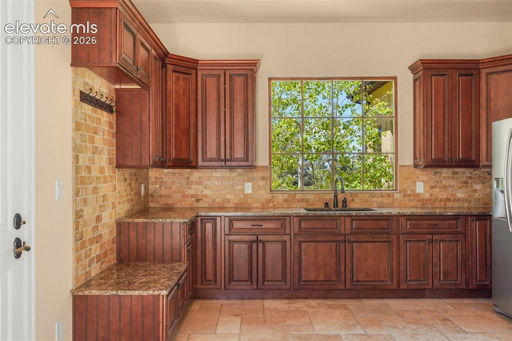 Image 19 of 50: Kitchen