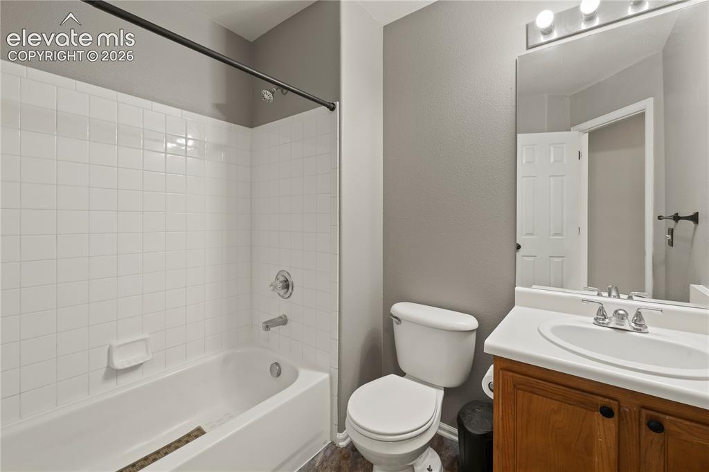 Image 25 of 37: Bathroom