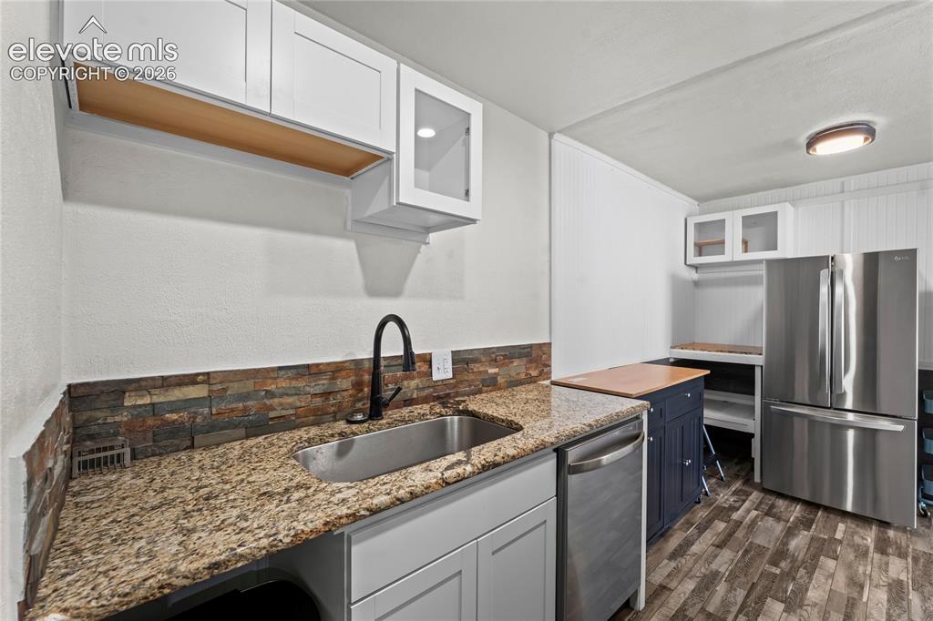 Image 10 of 33: Kitchen
