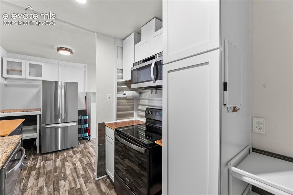 Image 11 of 33: Kitchen