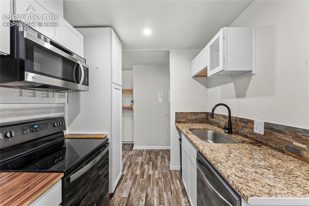 Image 13 of 33: Kitchen