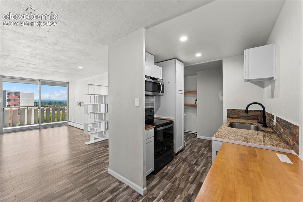 Image 14 of 33: Kitchen