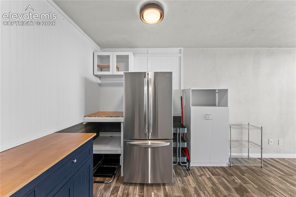 Image 15 of 33: Kitchen