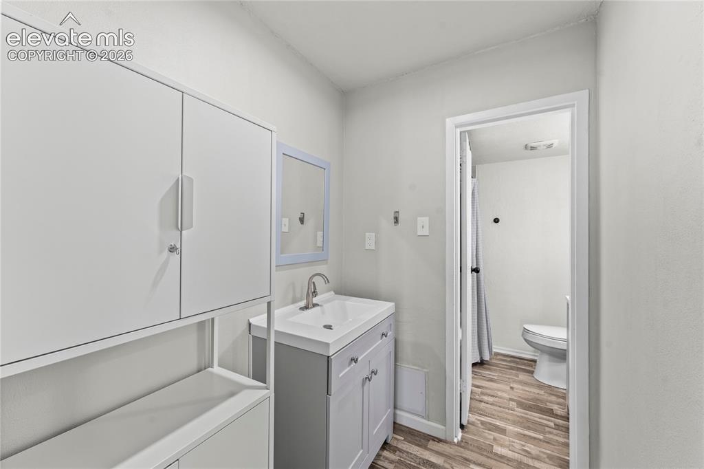Image 17 of 33: Bathroom