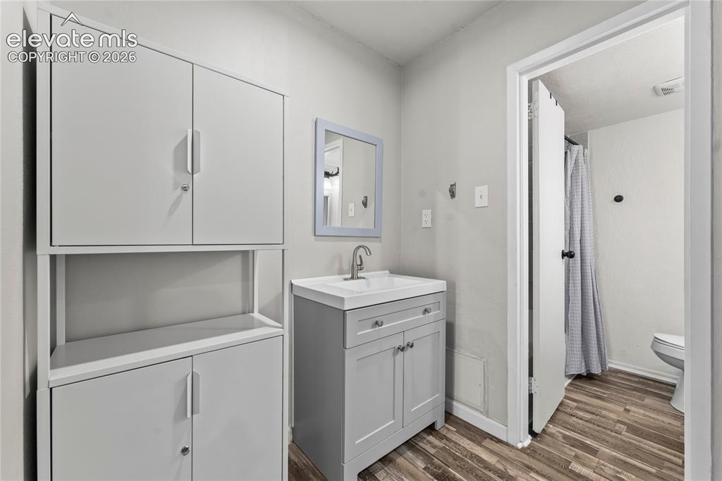 Image 18 of 33: Bathroom