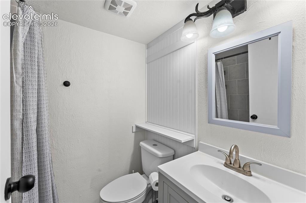 Image 19 of 33: Bathroom