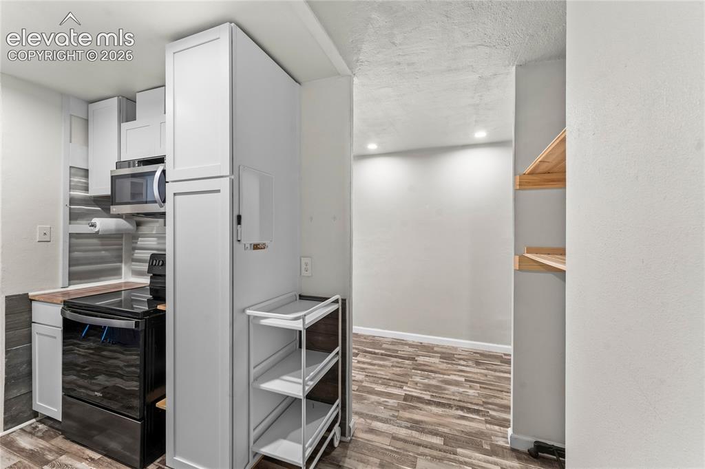 Image 8 of 33: Kitchen