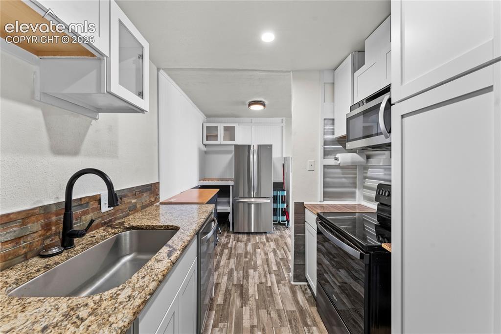 Image 9 of 33: Kitchen