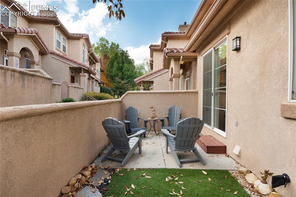 Image 23 of 34: Yard