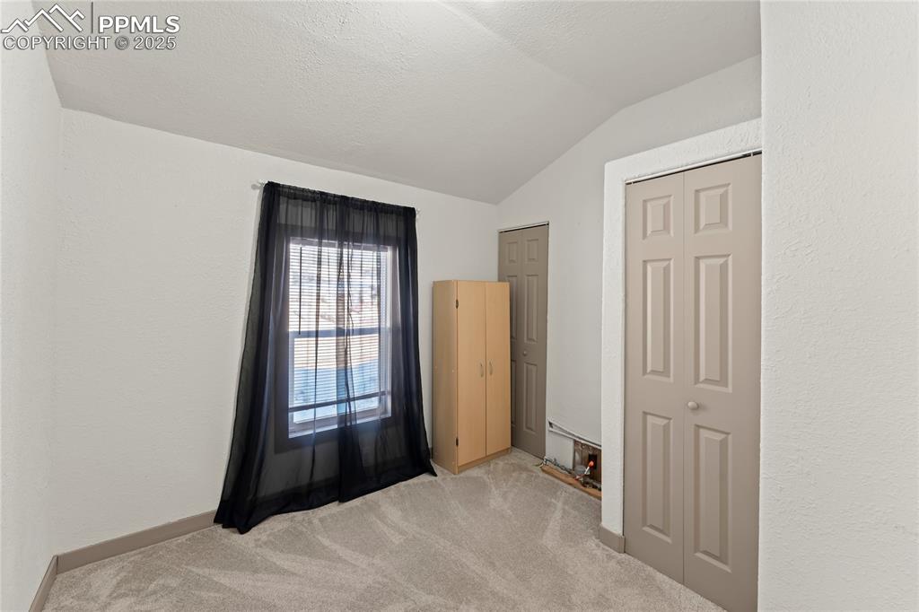 Image 11 of 27: Bedroom
