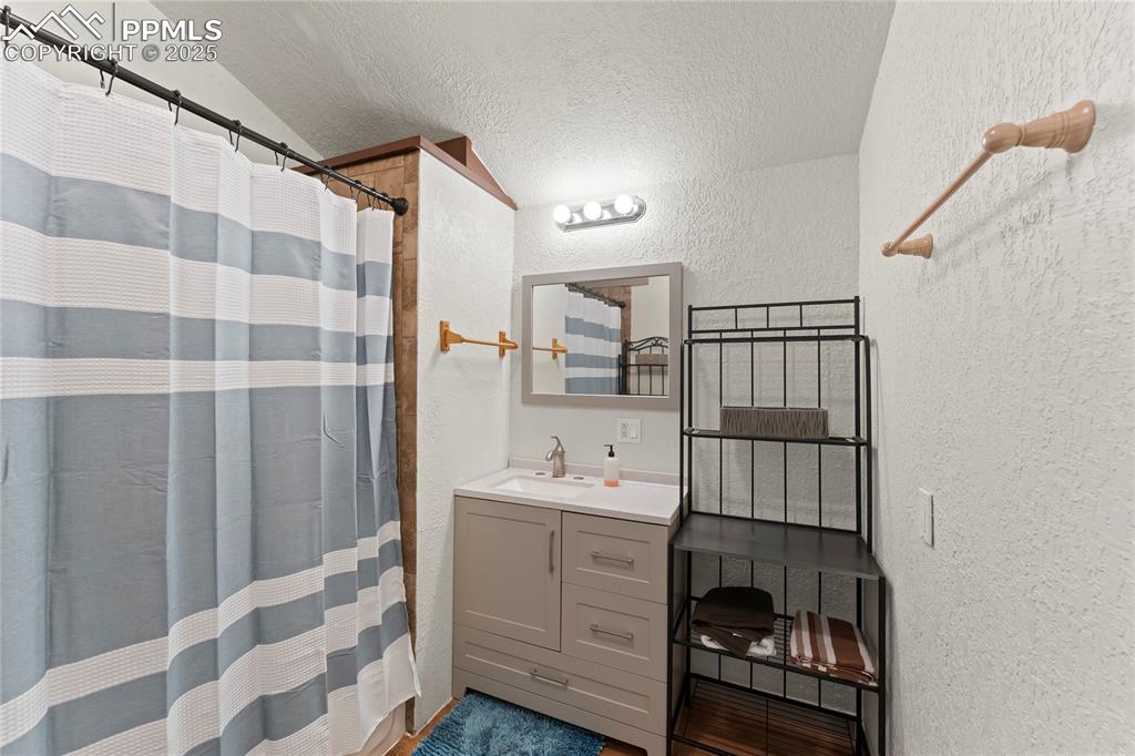 Image 14 of 27: Bathroom