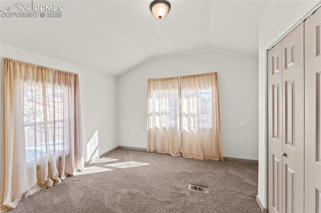 Image 15 of 27: Bedroom