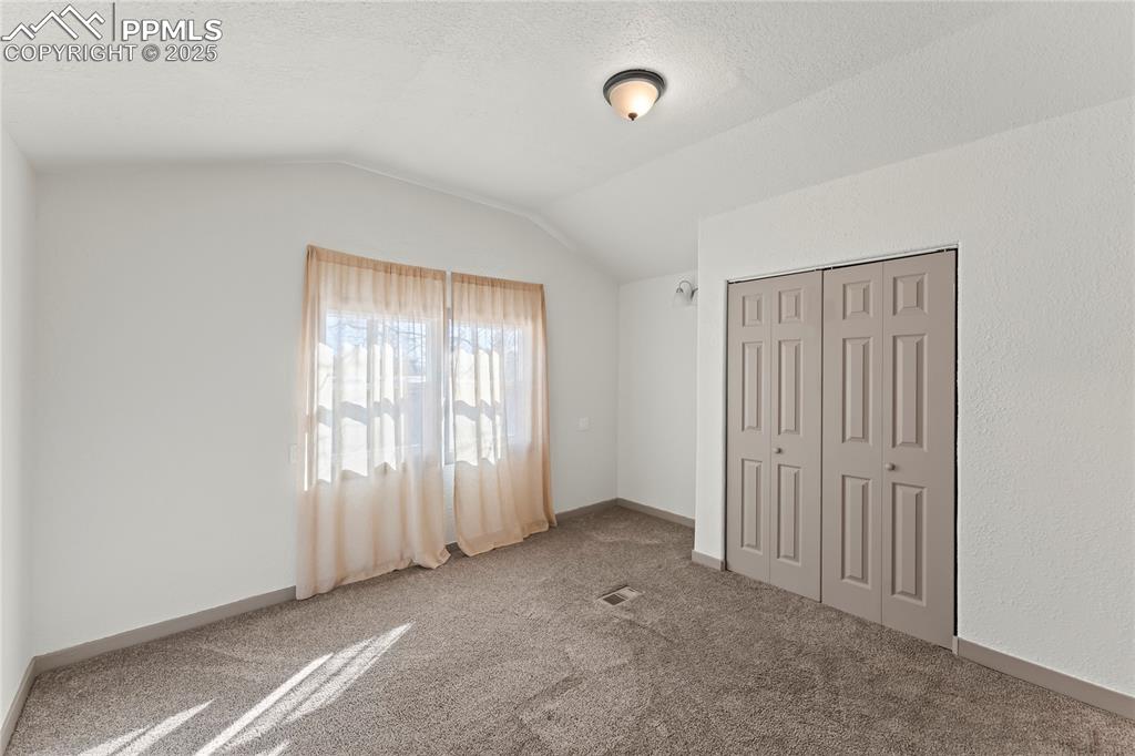 Image 16 of 27: Bedroom