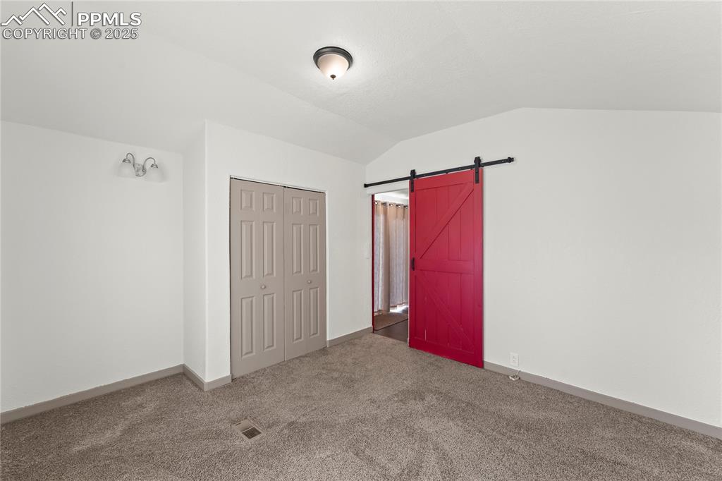 Image 17 of 27: Bedroom