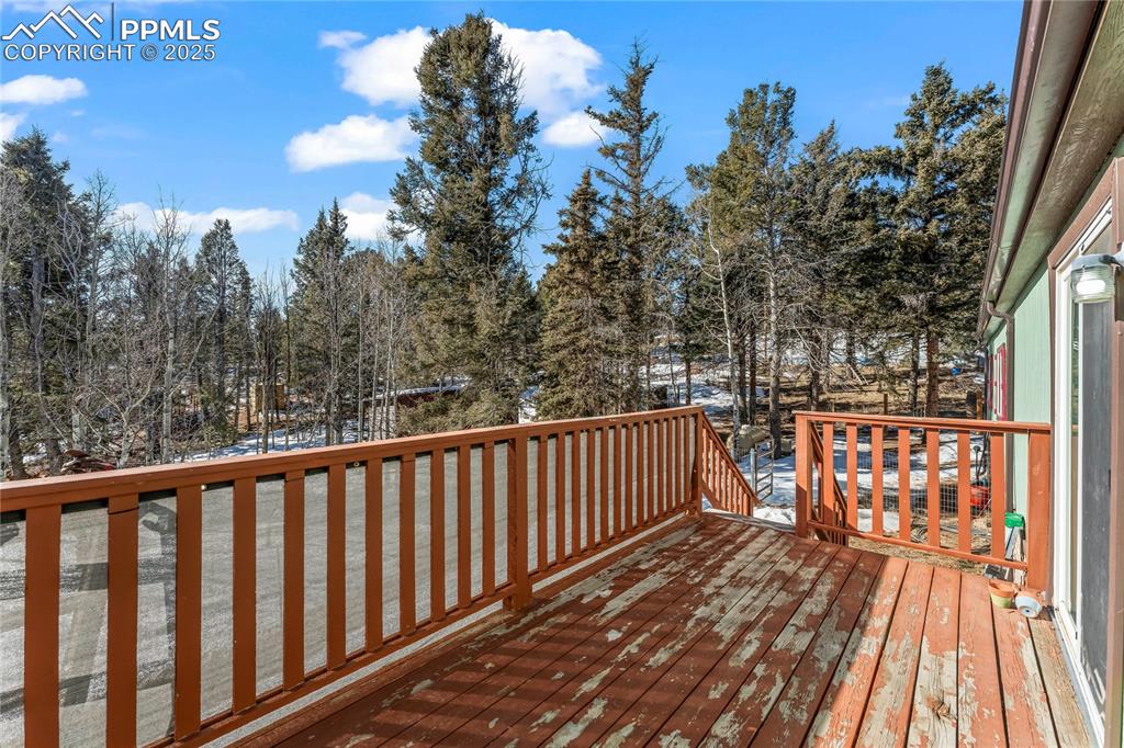 Image 19 of 27: Deck