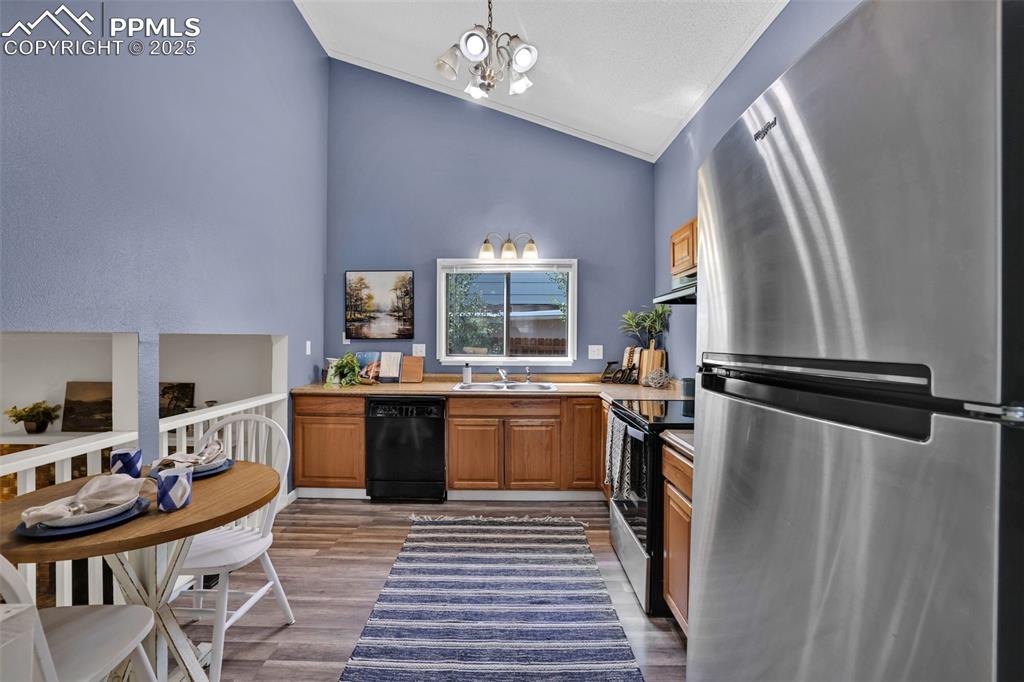 Image 16 of 34: Kitchen