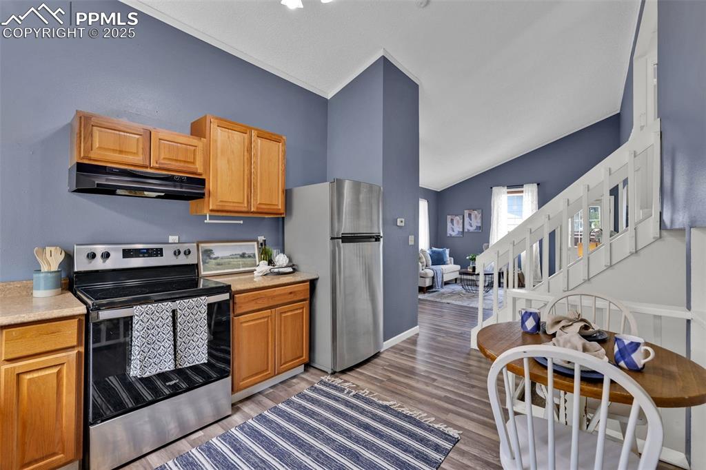 Image 17 of 34: Kitchen