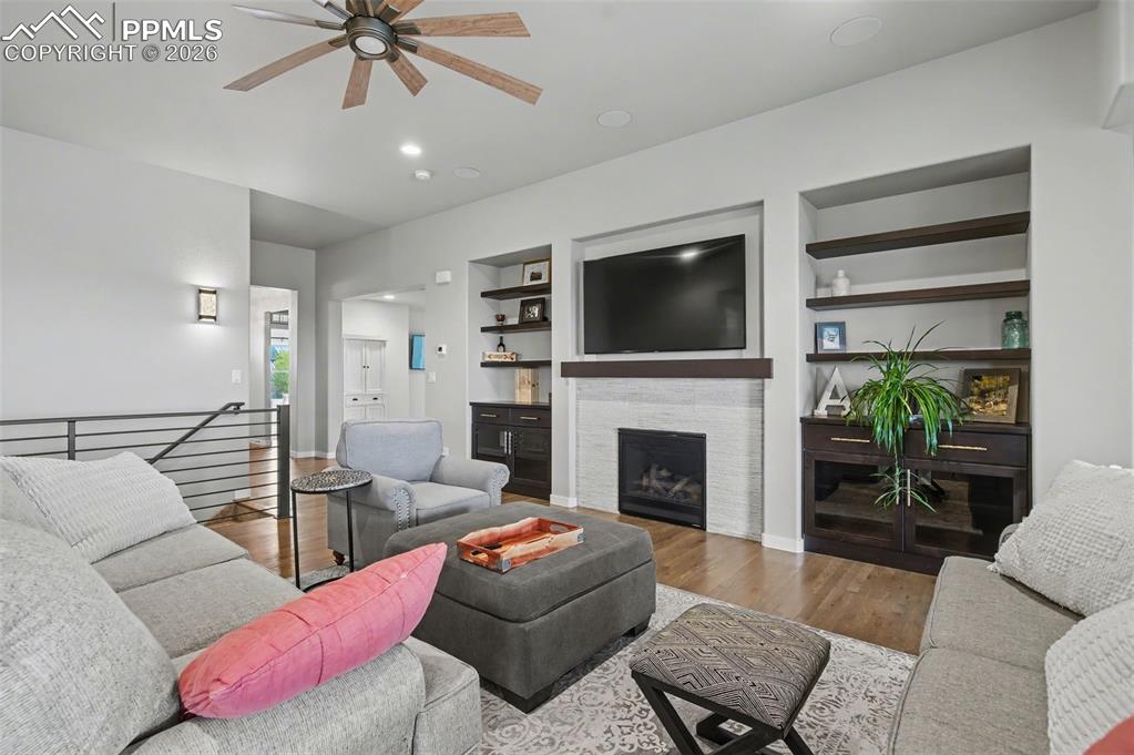 Image 10 of 50: Living Room